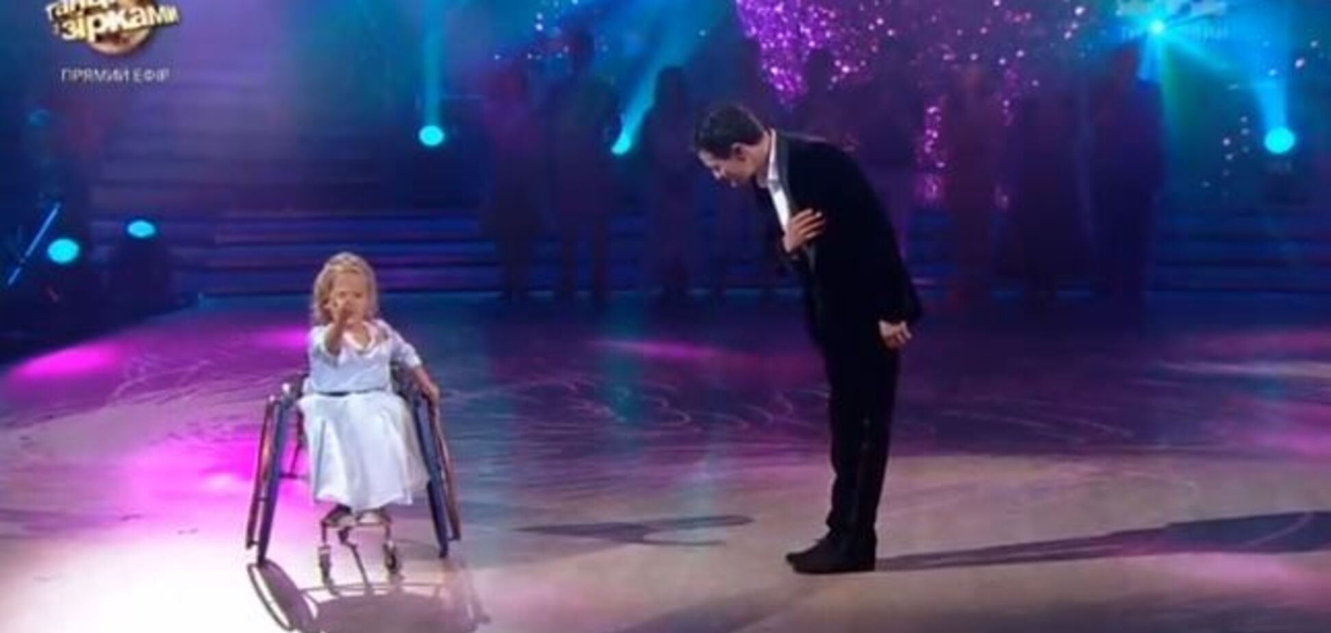 Участник 'Танцев со свездами' довел до слез номером с девочкой в инвалидной коляске