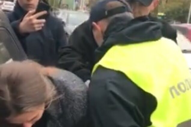 У Києві відмова жінки-водія пред'явити документи копам переросла в жорсткий скандал
