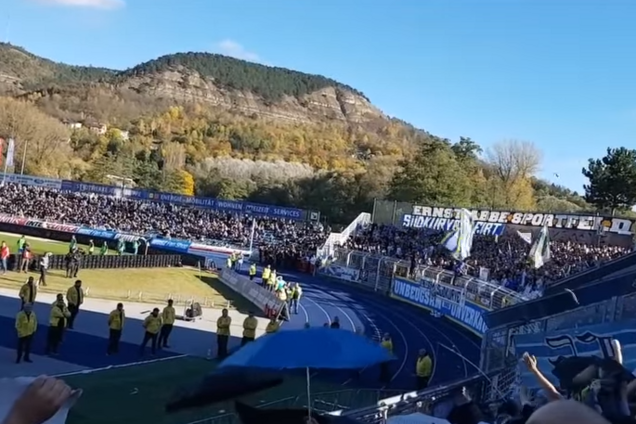Фанати взяли на виїзд живу рибу і закидали нею уболівальників суперника