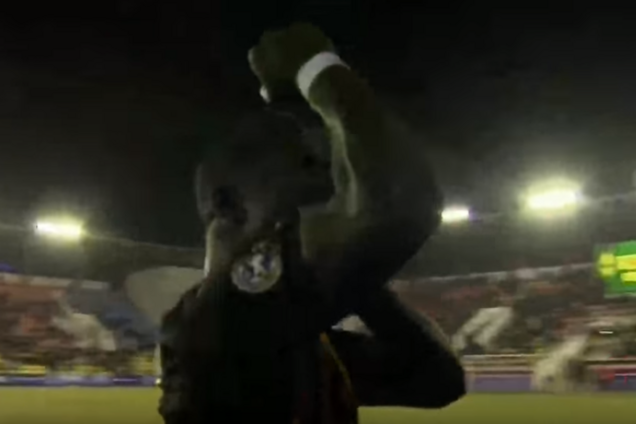 Курйоз дня: арбітр вилучив футболіста, побачивши біцепс - опубліковано відео