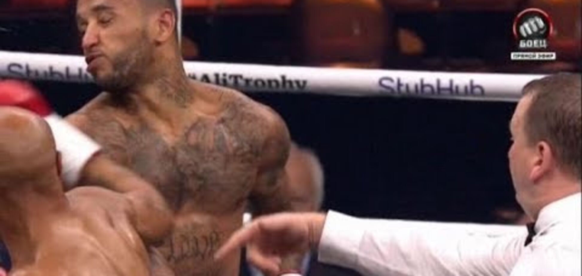 Британский боксер нокаутировал соперника подлым ударом, а потом встал перед ним на колени: опубликовано видео