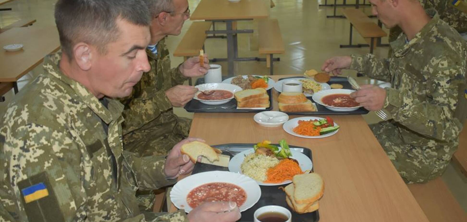 Опубликованы красноречивые фото обеда украинских десантников 