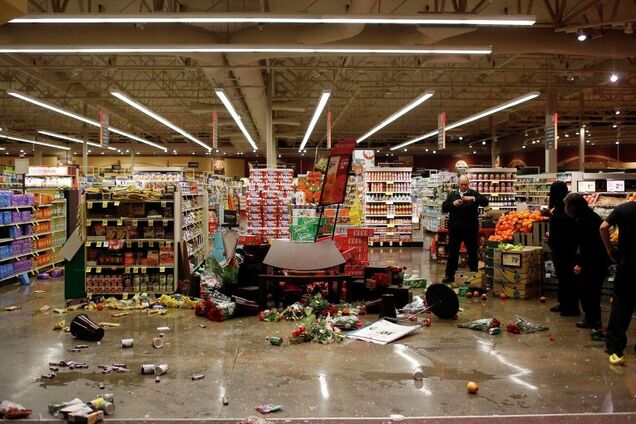 Похоже на Киев: в США полицейский избил женщину из-за подозрения в краже