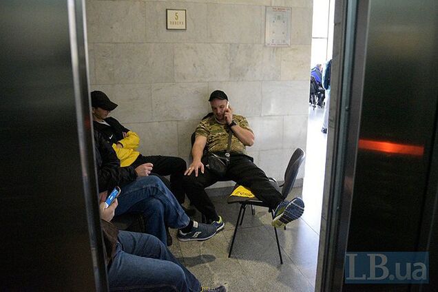 В центре Киева рядом с митингом заметили десятки возможных титушек