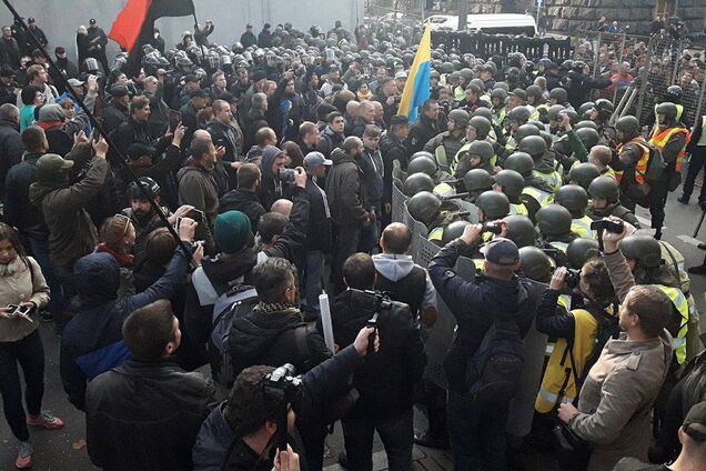 Применили газовые баллончики: в Киеве под Радой произошла стычка