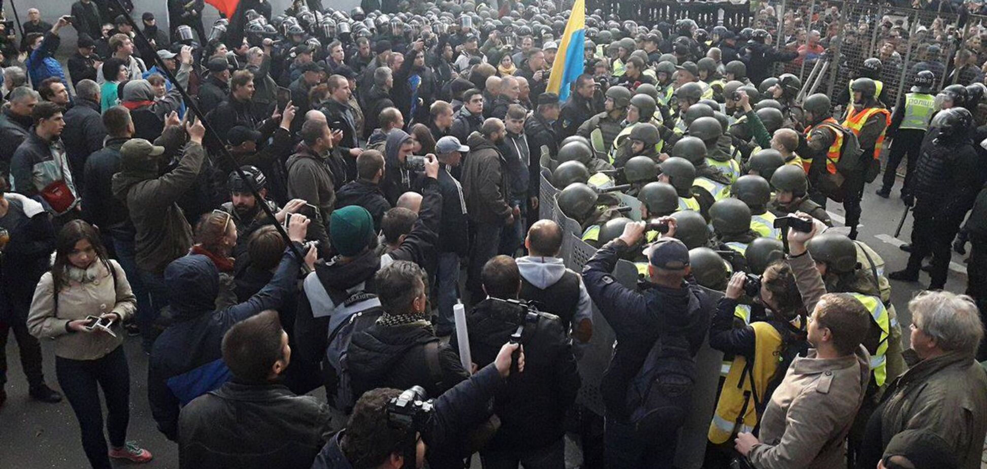 Применили газовые баллончики: в Киеве под Радой произошла стычка