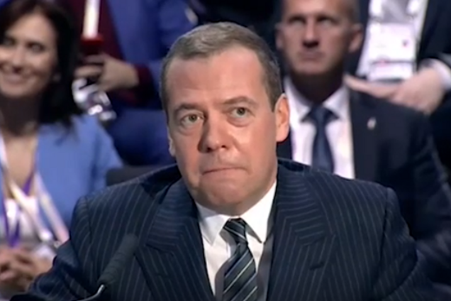 'IPhone вкрав його мозок': Медведєв вразив мережу дивною заявою