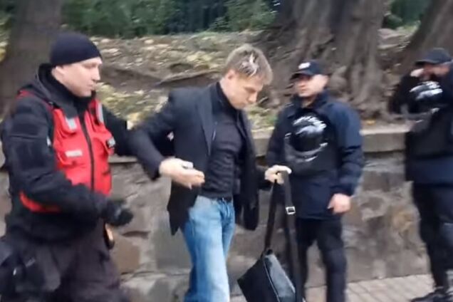 Протесты в центре Киева: нардепа Гончаренко забросали яйцами