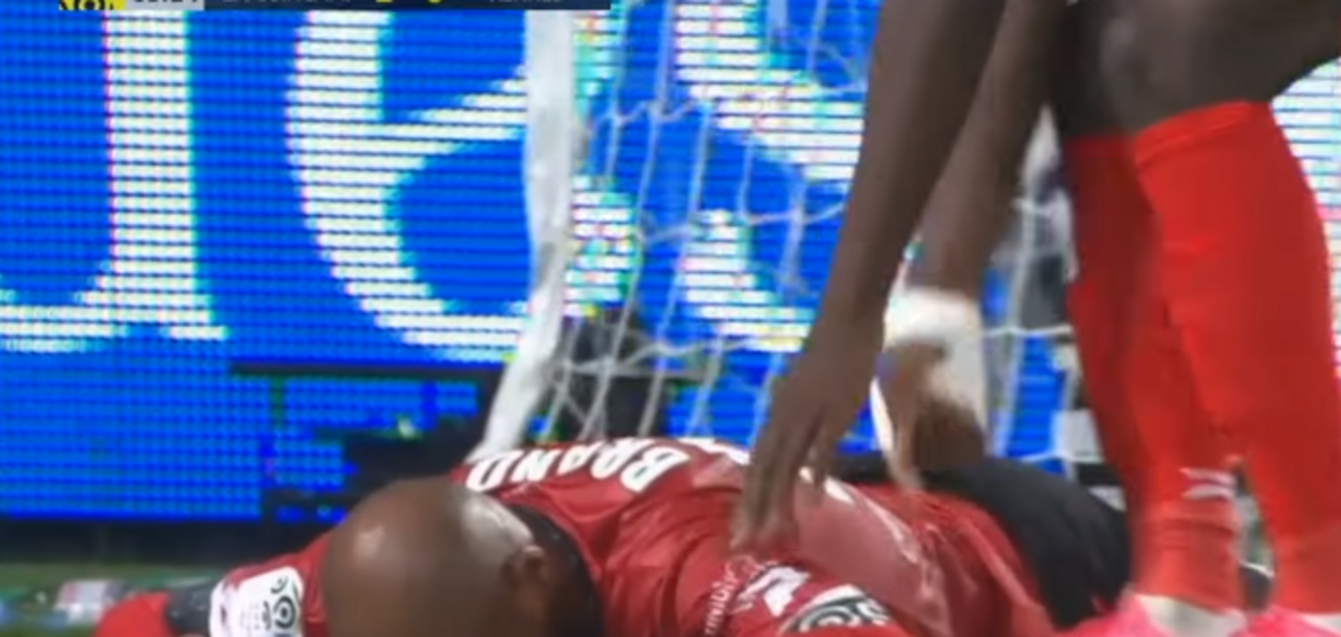 Французский форвард решил, что он пловец и эпично промахнулся по пустым воротам: курьезное видео