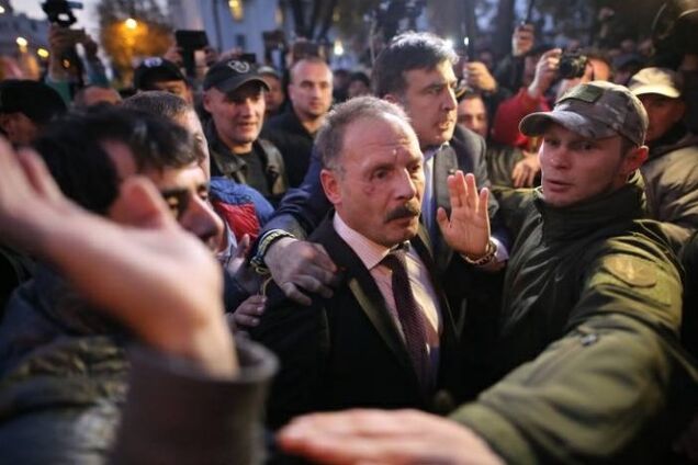 Протестувальники під Радою побили нардепа БПП: з'явилися фото і відео