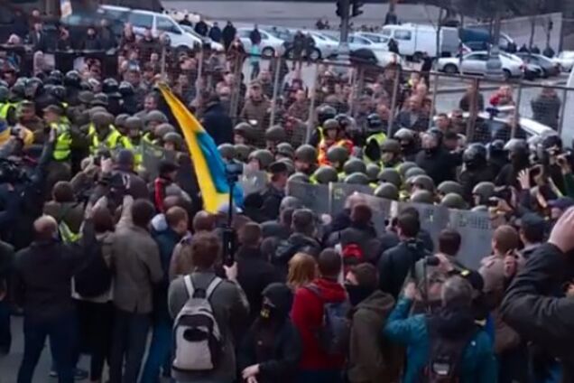 Сутички під Радою: побиття поліціянта зняли на відео, з'явилася реакція МВС