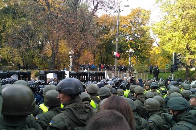 'Агресивні тітушки': у Порошенка підвели підсумки протестів під Радою