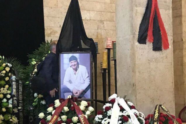 Море цветов и шеренги поклонников: в Москве попрощались с Дмитрием Марьяновым