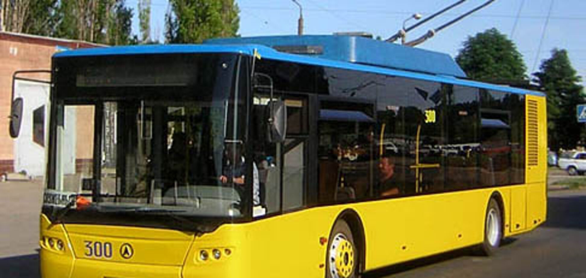 'Потом будут деньги собирать': сеть поразили 'VIP-пассажиры' троллейбуса в Киеве