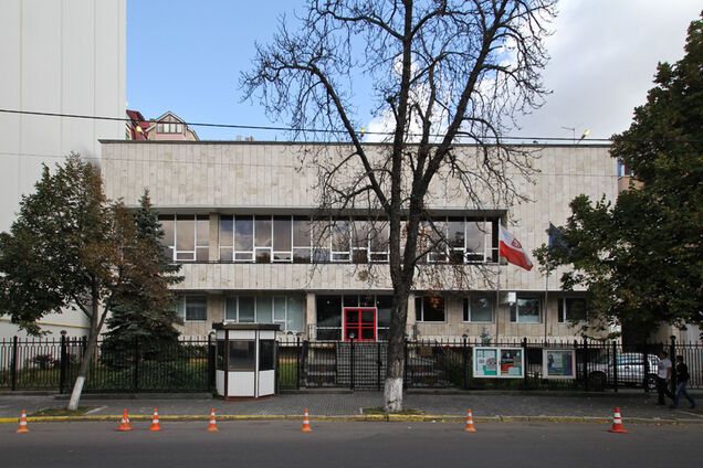 Ушел под землю: в Киеве произошло ЧП возле посольства Польши
