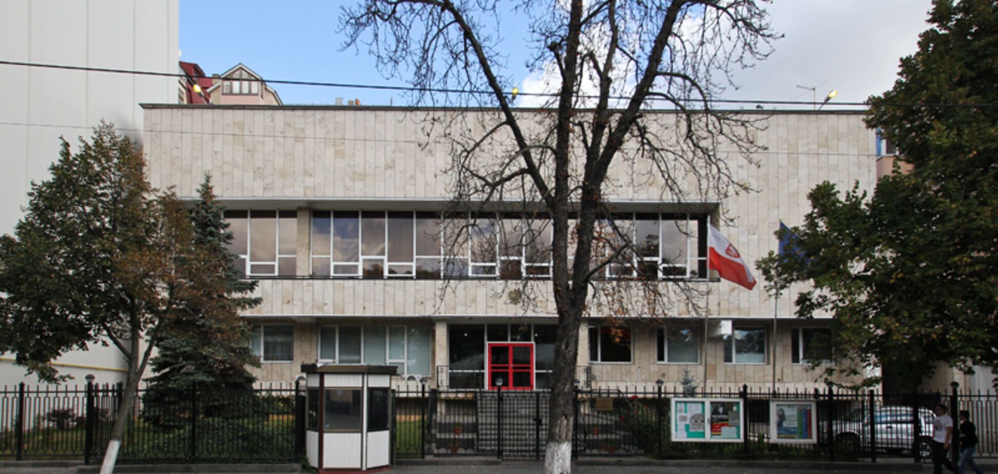 Пішов під землю: в Києві сталася надзвичайна подія біля посольства Польщі