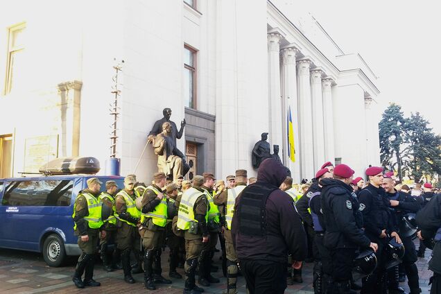 Спецназ пішов у наступ на намети під Радою: опубліковані фото та відео