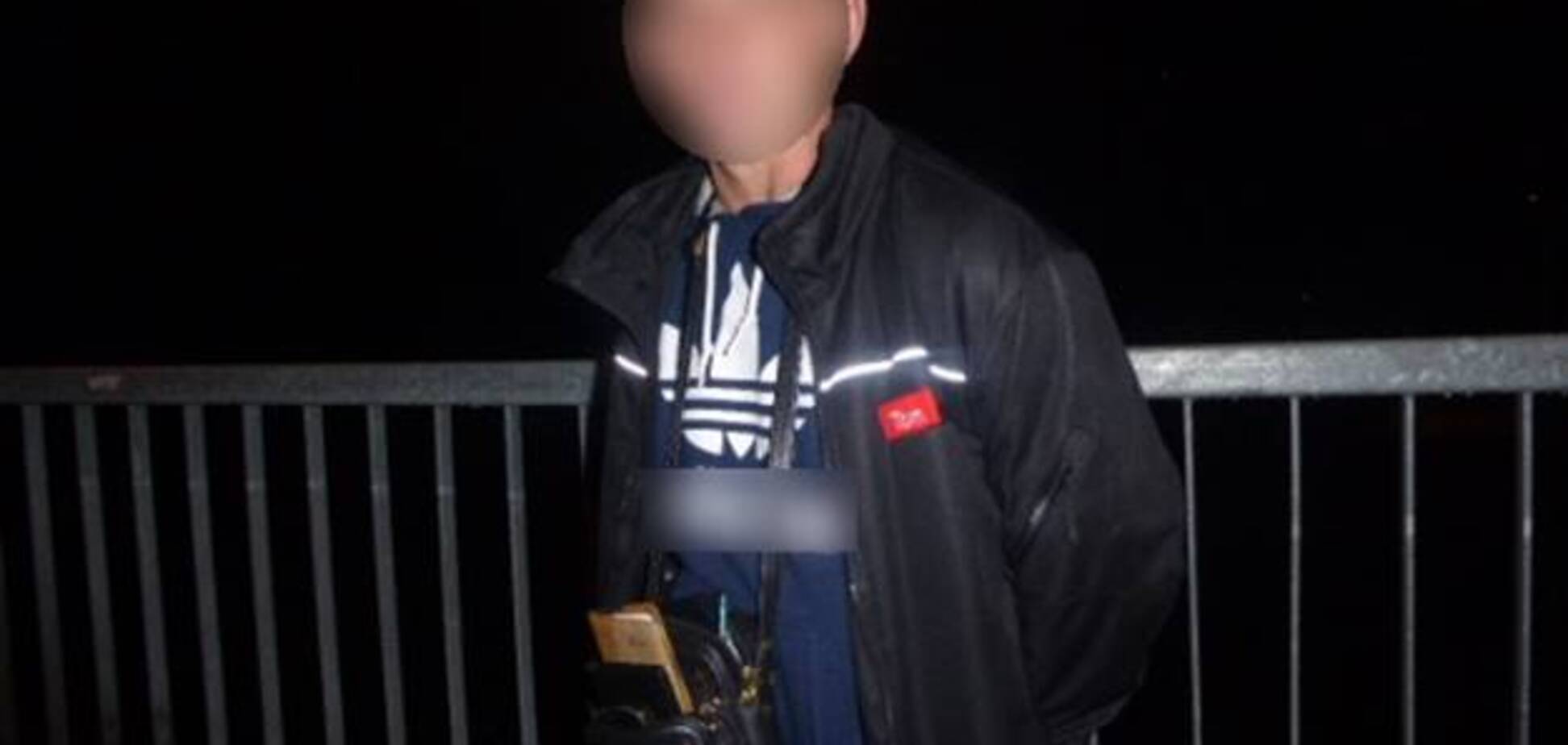 Бил по лицу и душил: в Киеве совершено жестокое нападение на девушку