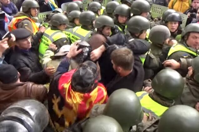 Протесты в центре Киева: в сети появилось видео избиения полицейского митингующими