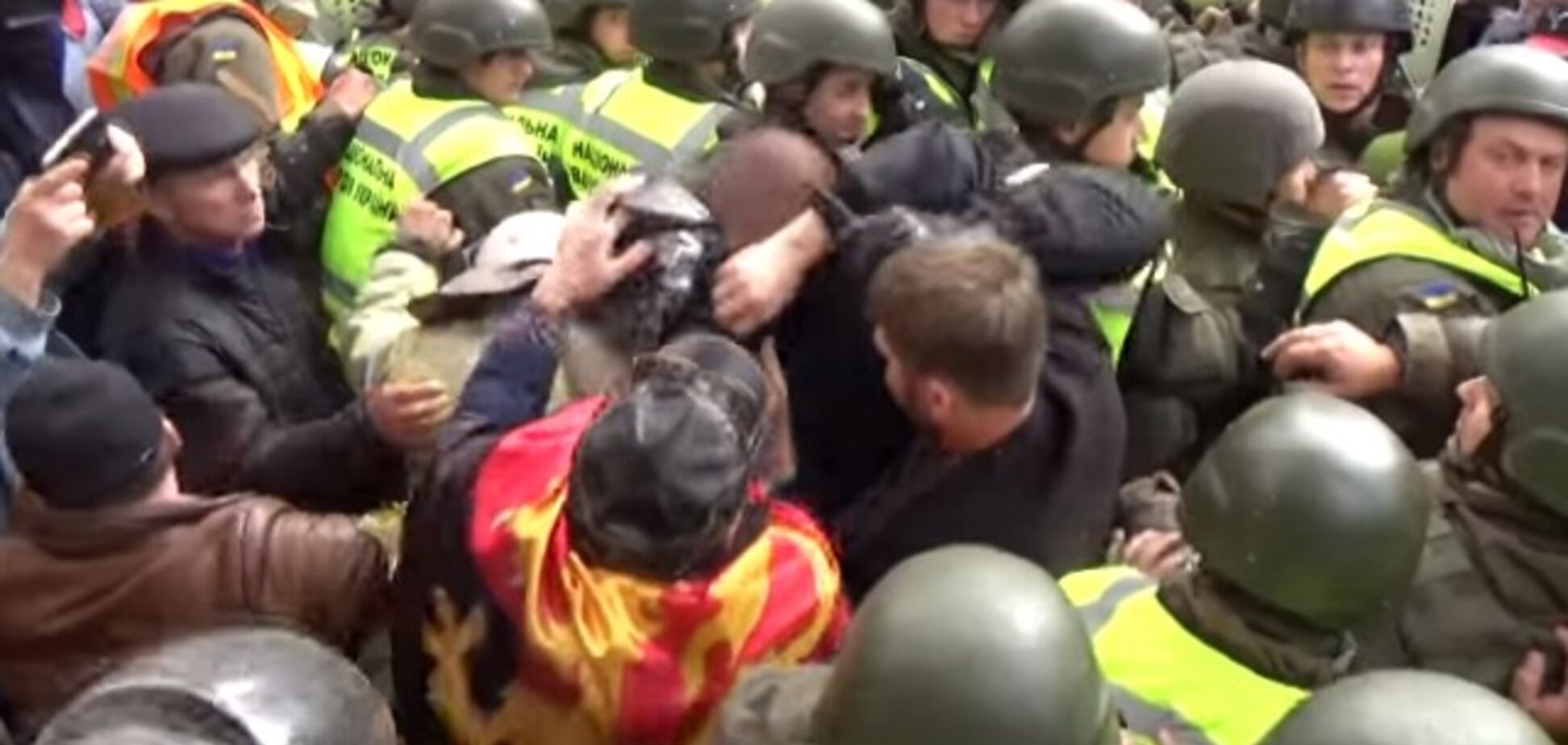 Протести у центрі Києва: у мережі з'явилося відео побиття поліцейського мітингувальниками