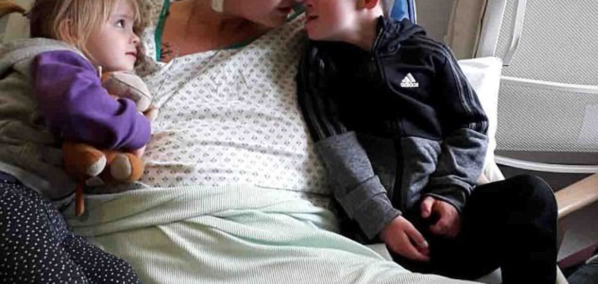 Хвора на рак мама попрощалася з сином із синдромом Дауна: опубліковано трагічне відео