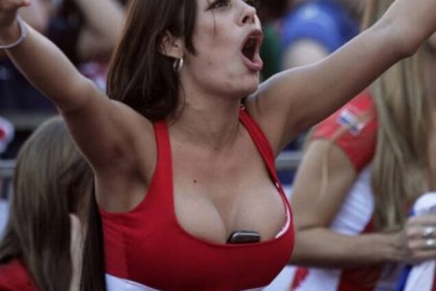 'Очень хотели'. Конкуренты натравили на футбольную сборную отряд проституток