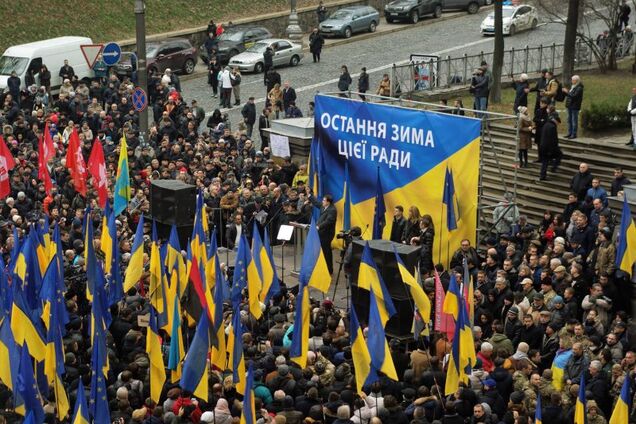 Не всякая орущая толпа свезенных безработных имеет право гордо называть себя народом