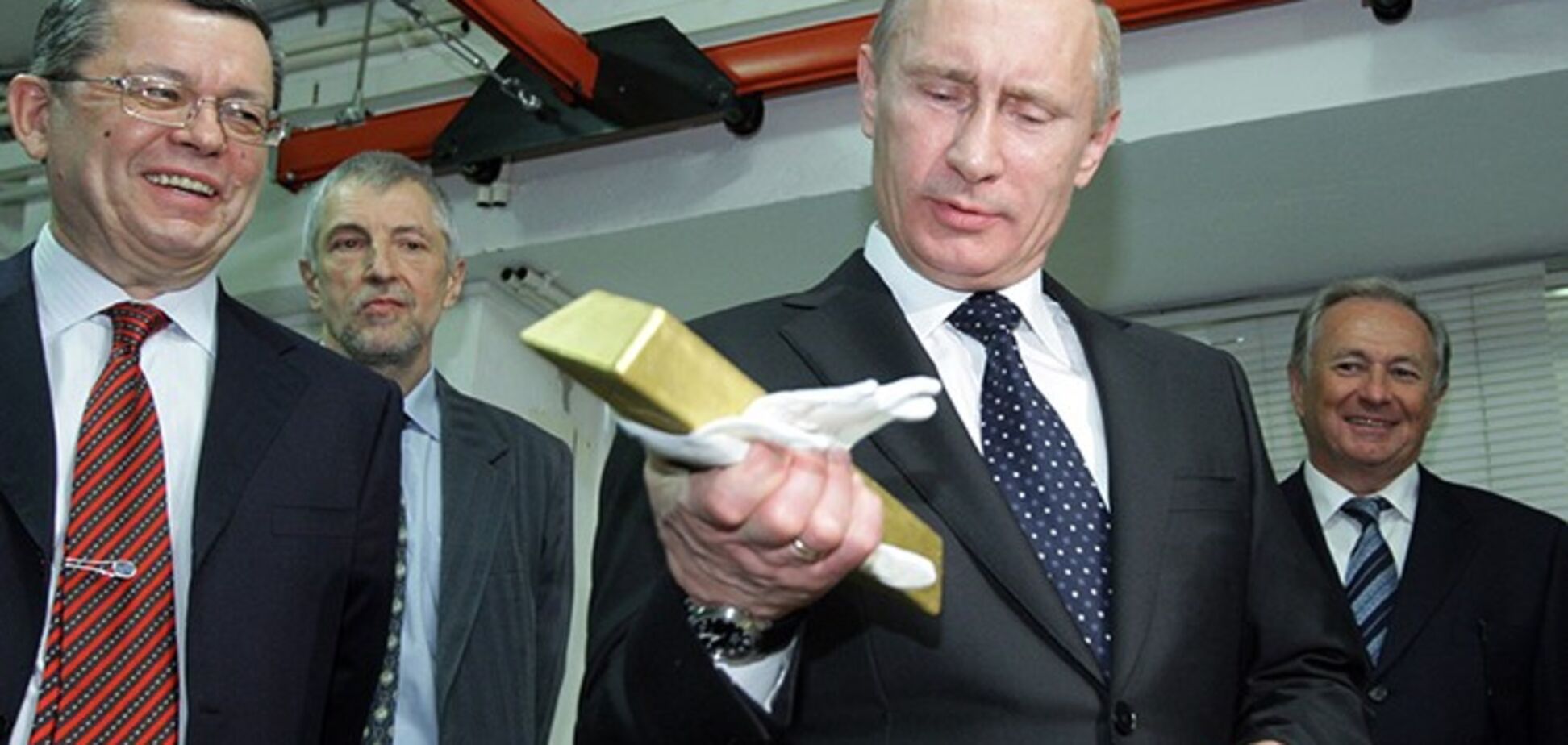 Путин скупает золото: Жданов пояснил, как президент РФ может спасать личные активы