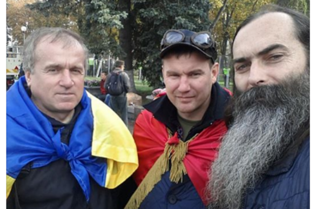 'Українці тебе проклинають!' Мережу розгнівав чоловік, який жорстоко побив поліціянта під Радою