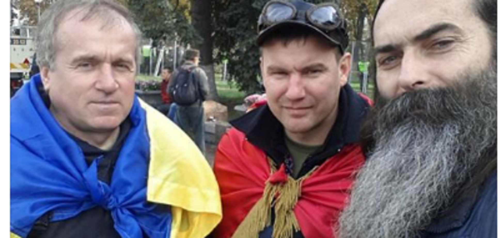 'Украинцы тебя проклинают!' Сеть разгневал мужчина, жестоко избивший полицейского под Радой