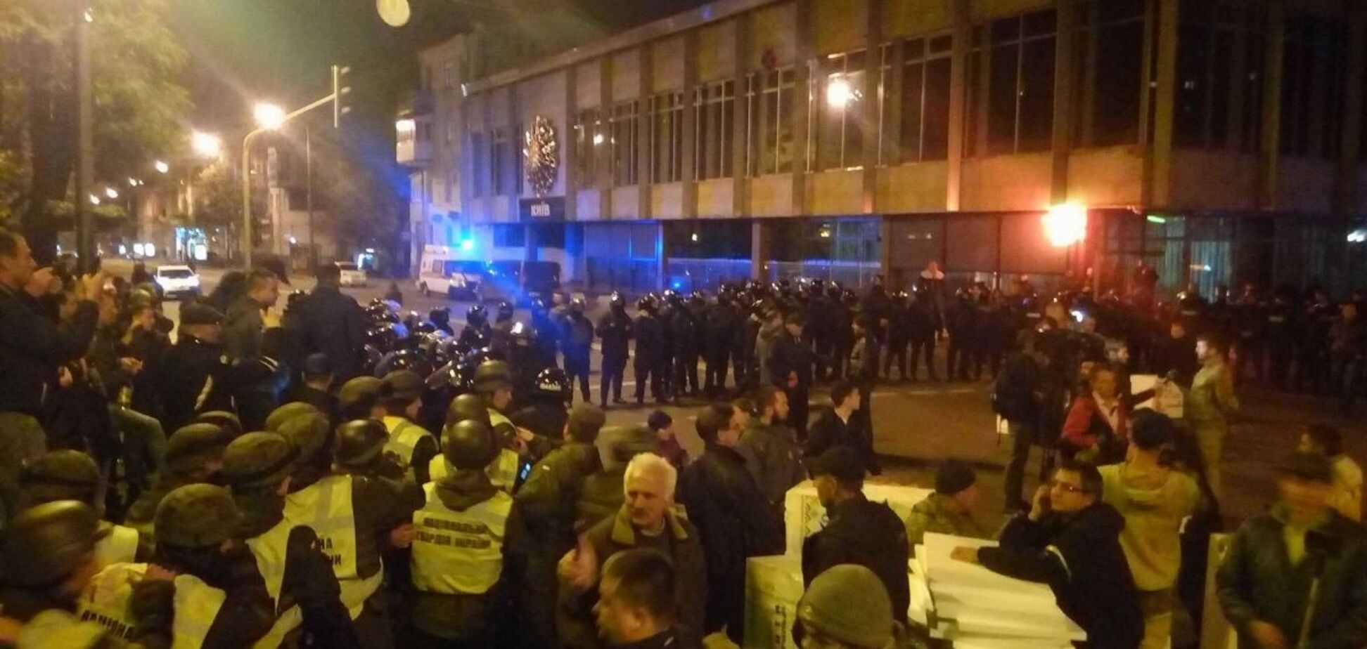 Полиция окружила митингующих под ВР