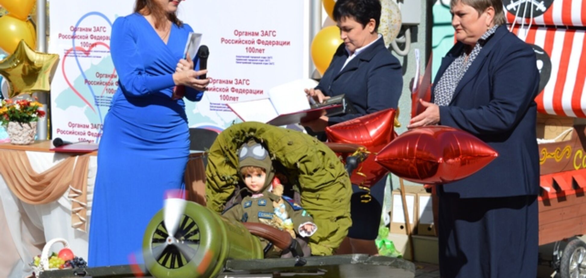 С игрушечными похоронками: в сети высмеяли парад детских колясок в Крыму