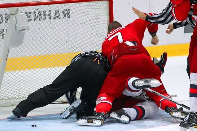 Відомий російський хокеїст на тренуванні проломив череп канадському одноклубнику
