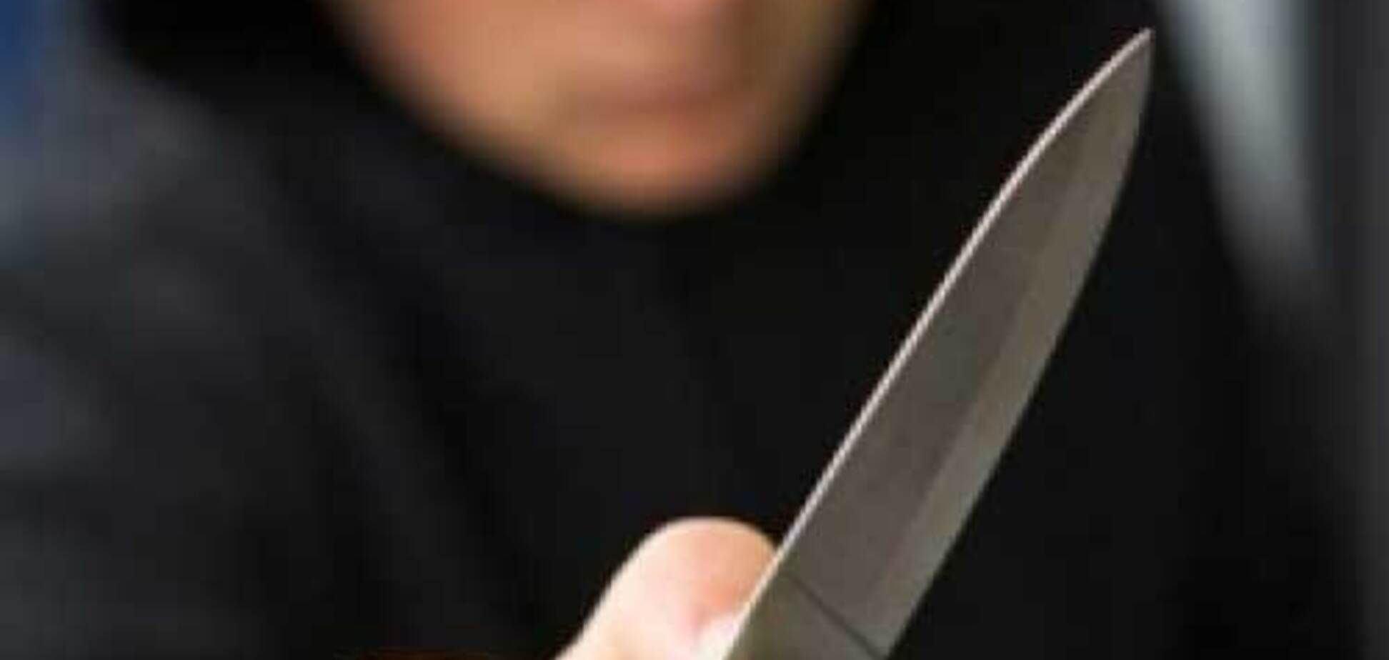 В Запорожье мужчина среди дня угрожал подросткам ножом 