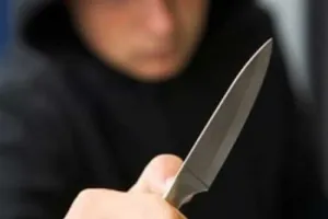 В Запорожье мужчина среди дня угрожал подросткам ножом