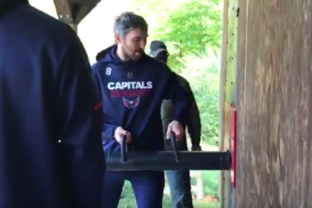 Кращий хокеїст Росії вибив двері в американській академії ФБР: опубліковано відео