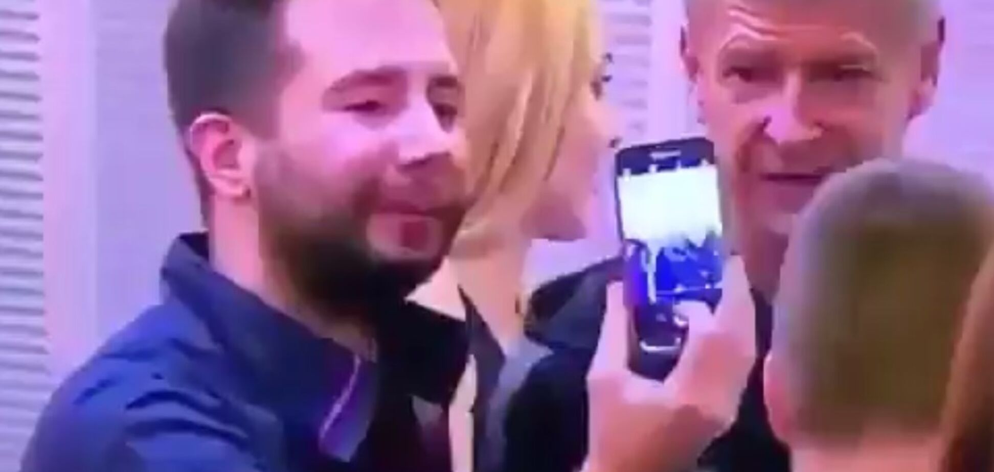 Фанат 'Арсеналу' люто запоров селфі з Венгером: курйозний момент потрапив на відео