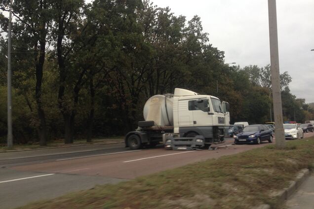 У Києві сталася масштабна ДТП з фурою: опубліковані фото