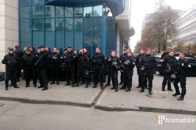 В Киеве под Печерским судом подрались представители С14 и ОО 'Майдан'