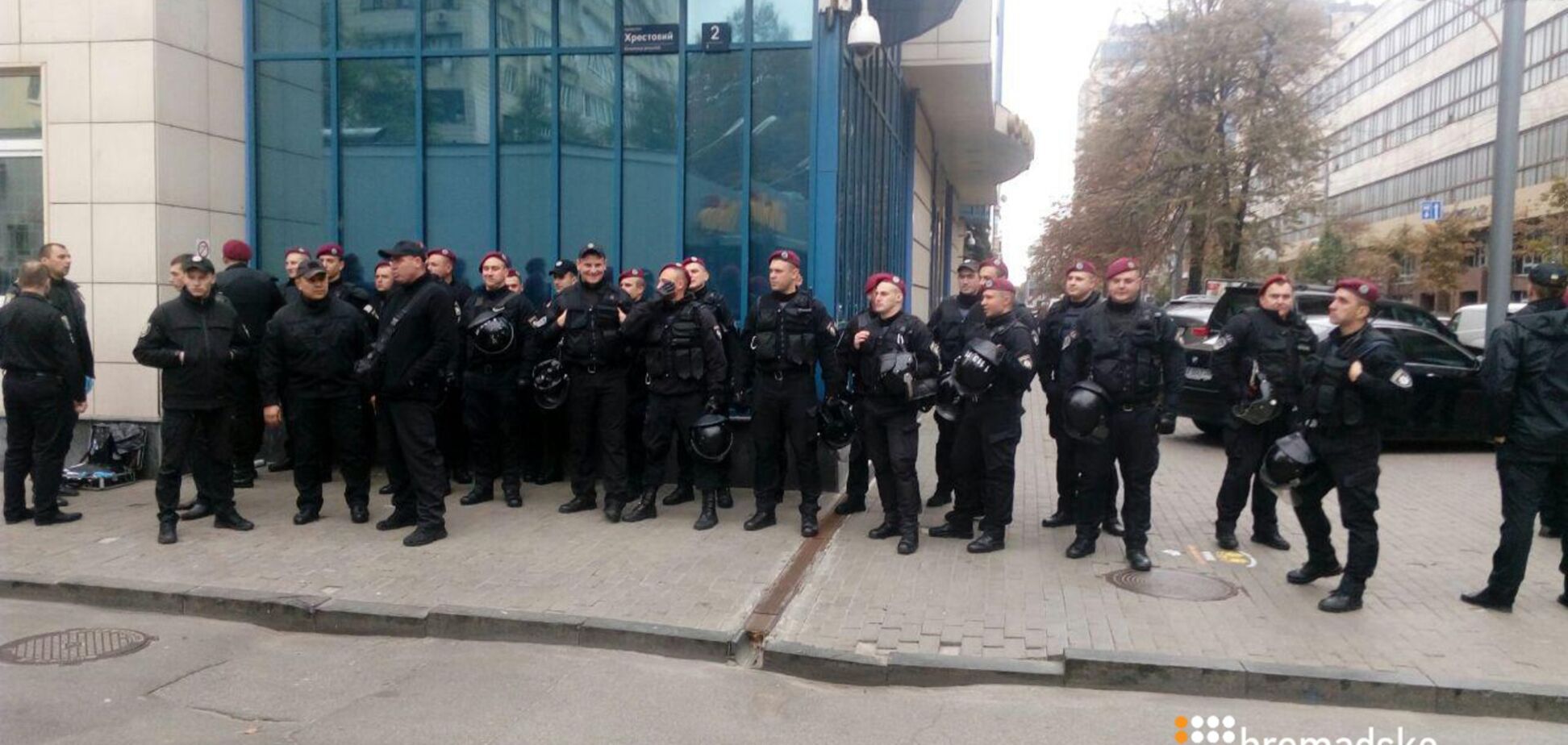 У Києві під Печерським судом побилися представники С14 і ГО 'Майдан'