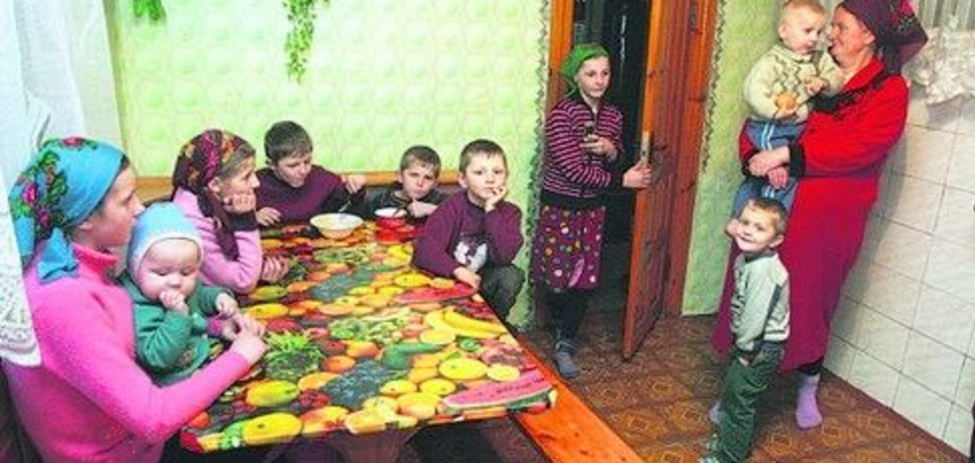 Відро борщу і 200 вареників на обід: у мережі показали життя української родини з 18 дітьми