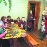 Ведро борща и 200 вареников на обед: в сети показали жизнь украинской семьи, в которой растут 18 детей