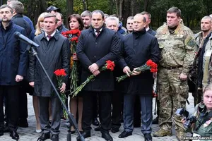 Помощник президента России Владислав Сурков (слева) на открытии памятника «героям Донбасса»