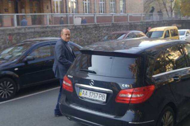 В Киеве на переходе возле школы чуть не сбили девочку