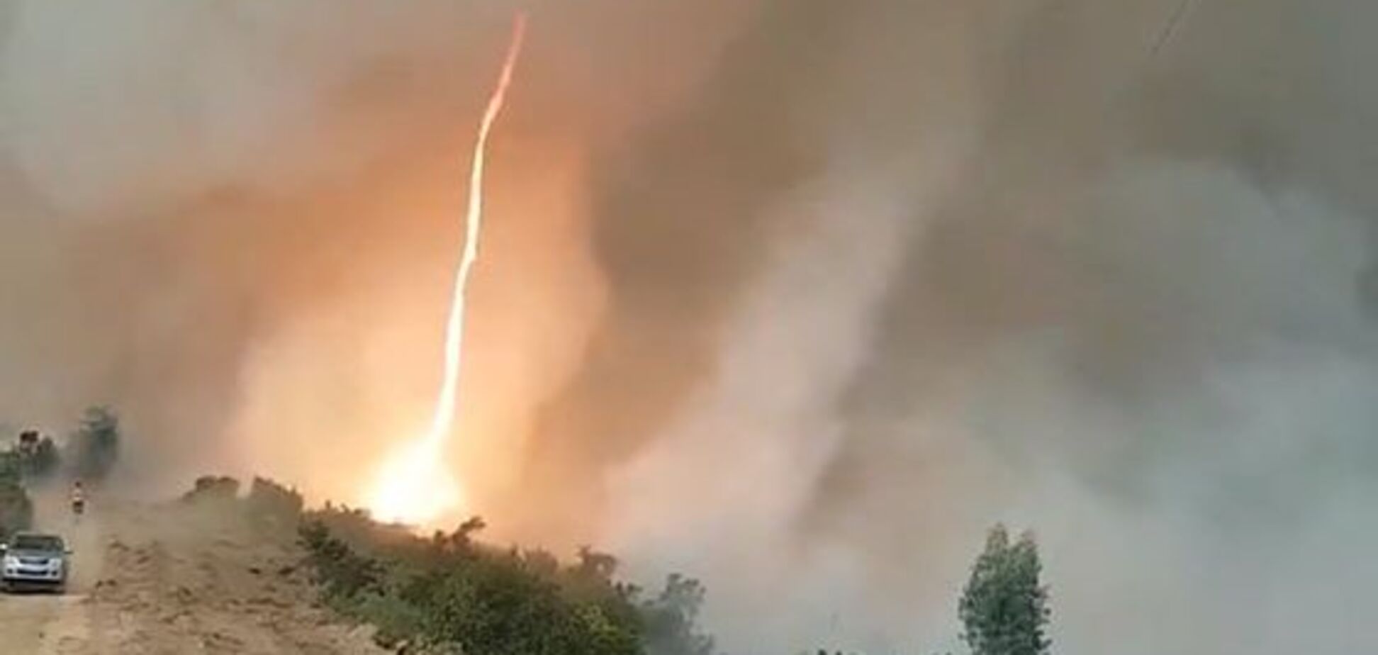 Впечатляющее зрелище: огненный торнадо попал на видео в Португалии 