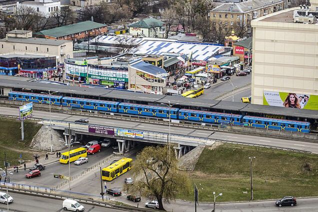 НП у метро Києва: записи з камер спостереження розкрили несподівані деталі