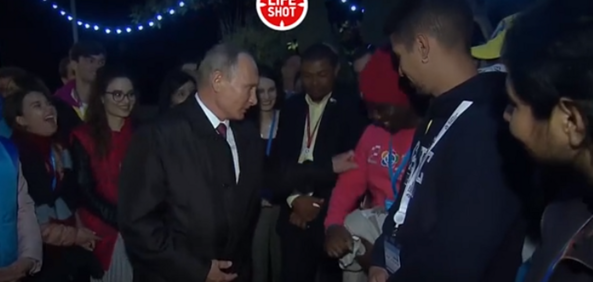 Не втримався: Путін вщипнув африканського студента