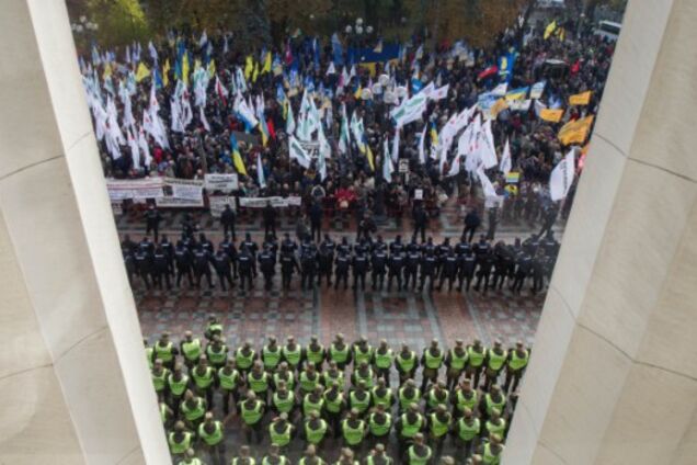 Активисты под Радой развернут закрытый военный городок