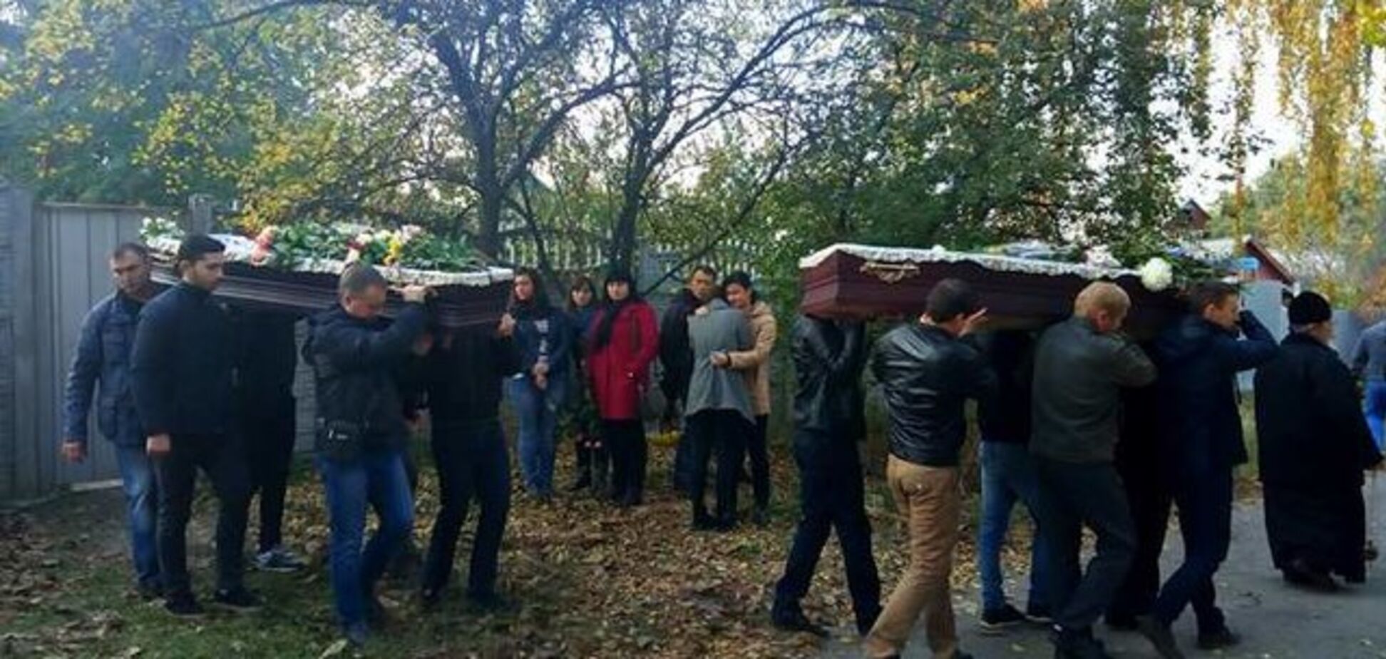 Все решили две секунды: похоронили мать и дочь, погибших в ДТП в Харькове