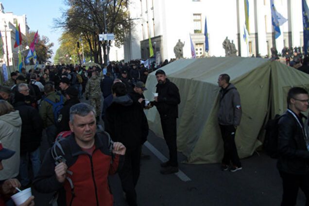 Спектакль стал цирком, а теперь цирк превращается в фарс